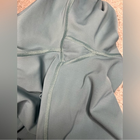 Victoria Secrets Sports - Total Knockout Tight - Size Medium - Picture 3 of 16